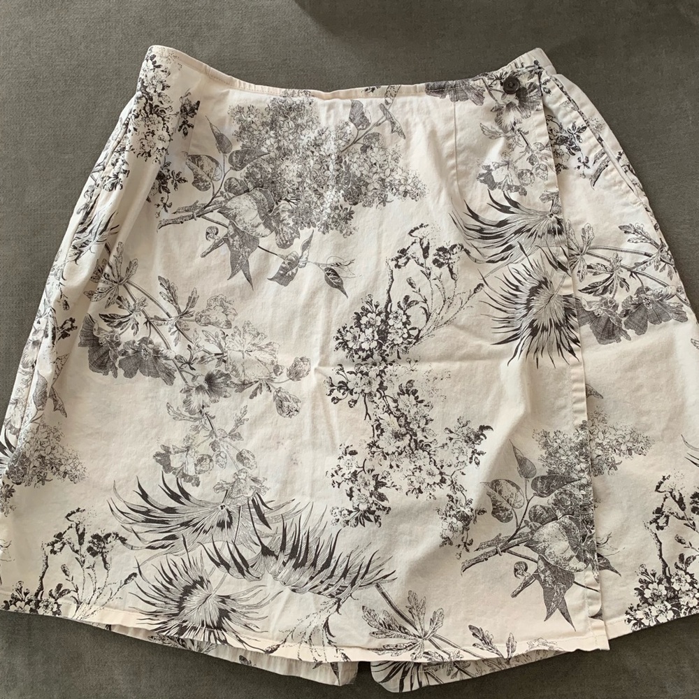 Ladies Ivory & black Skort